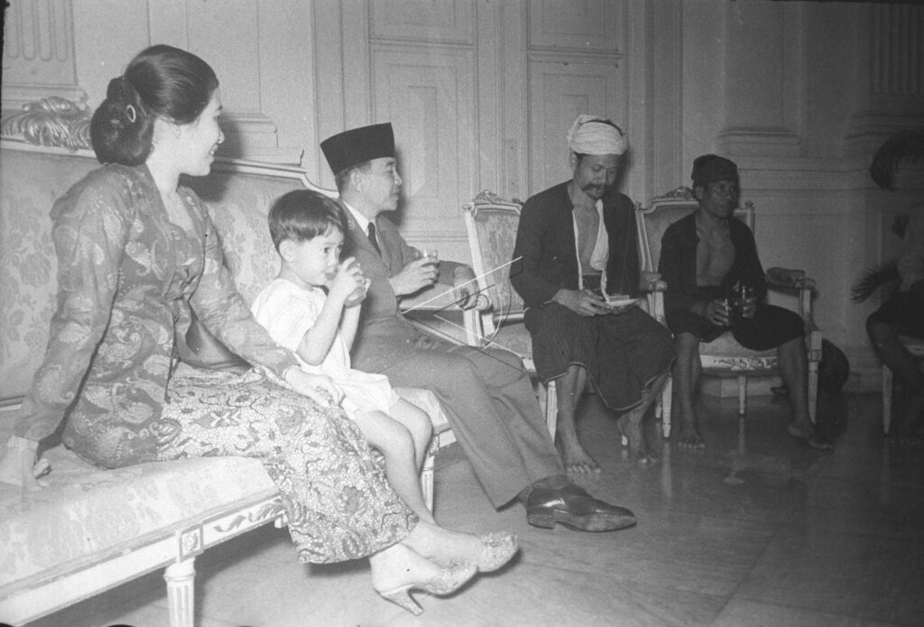 PRESIDENT MEETS BADUY TRIBE