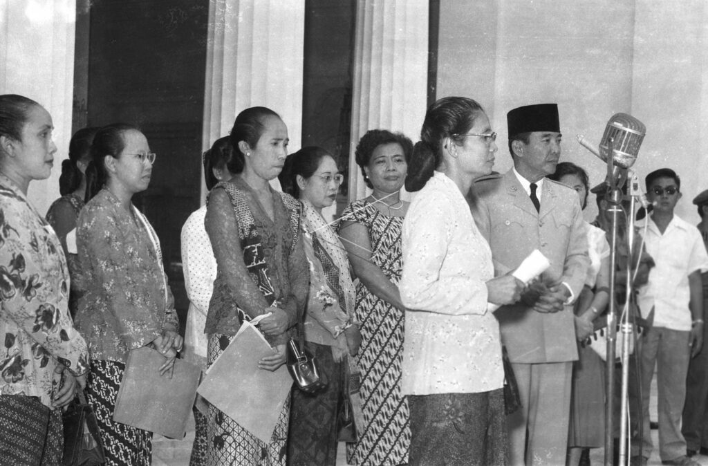 PRESIDENT MEETS WOMEN DEMONSTRATORS AT THE STATE PALACE