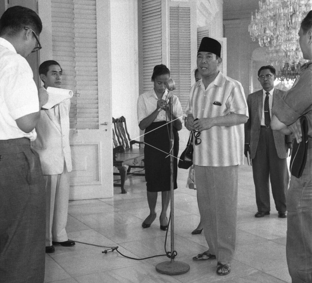 PRESIDEN SOEKARNO MENGUMUMKAN ANGGOTA MPRS