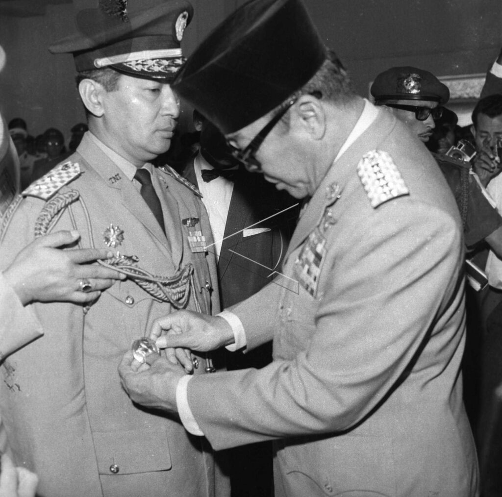 PRESIDENT SOEKARNO INAUGURATES MINISTER SOEHARTO