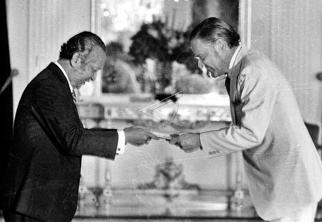 PRESIDENT SOEHARTO MEETS AMBASSADOR OF VENEZUELA