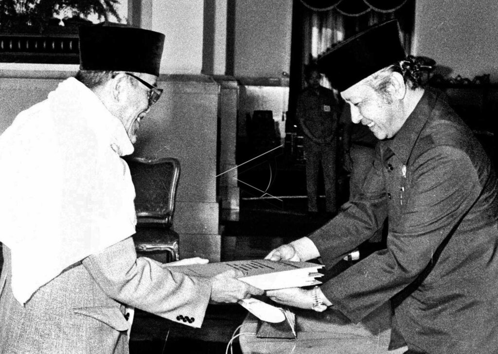 PRESIDENT SOEHARTO ACCEPTS MANUSCRIPTS OF WORK MEETING RESULT OF ALIM ULAMA INDONESIA