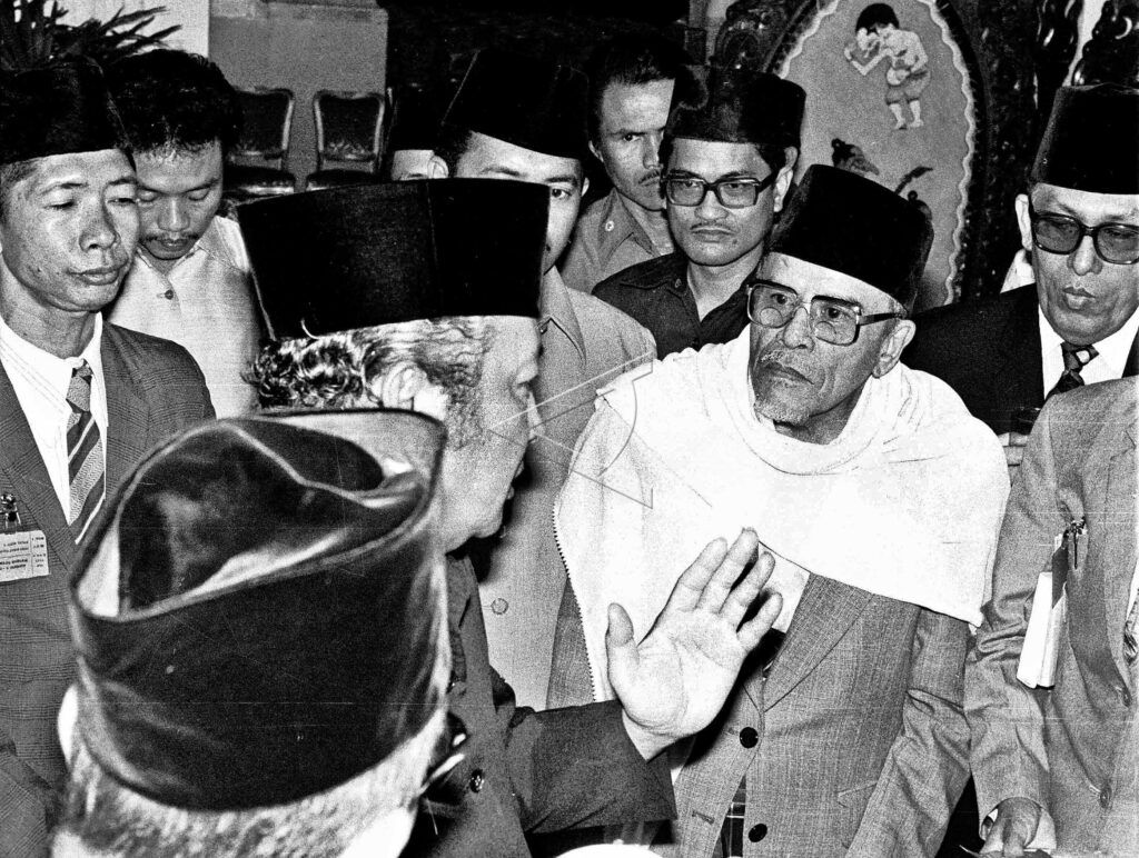PRESIDENT SOEHARTO MEETS BUYA HAMKA