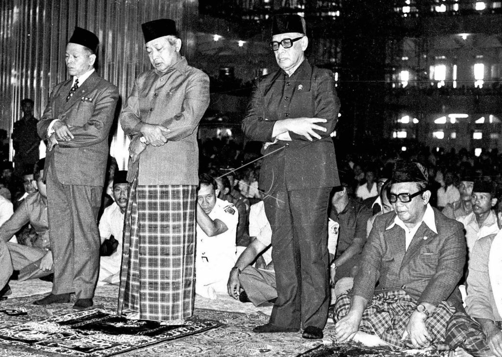 PRESIDENT SOEHARTO CONDUCTS EID AL-ADHA PRAYER