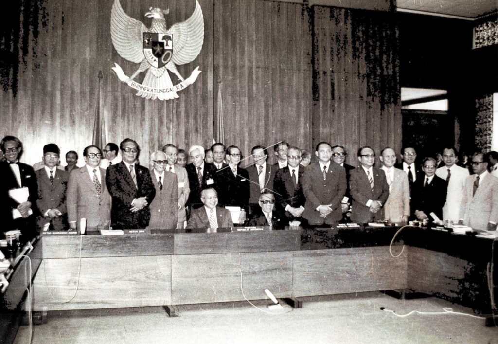 PRESIDENT AND VICE PRESIDENT TAKE PHOTO WITH MINISTERS.