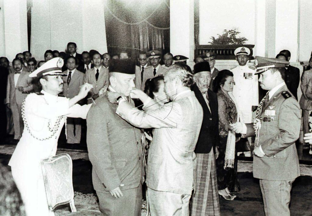 PRESIDENT SOEHARTO PRESENTS HONORS