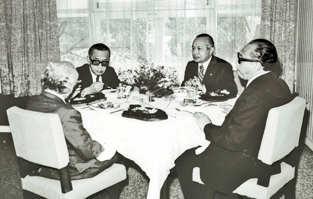 PRESIDENT SOEHARTO SITS TOGETHER WITH STATE OFFICIALS