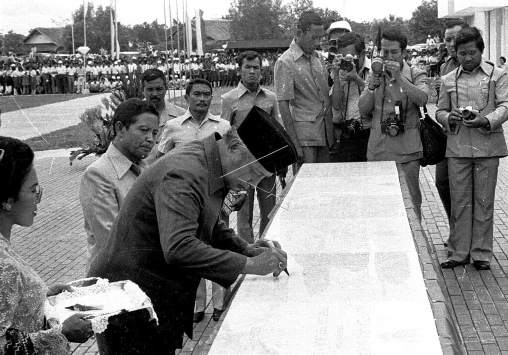 PRESIDENT SOEHARTO INAUGURATES CONSTRUCTION PROJECTS IN WEST KALIMANTAN