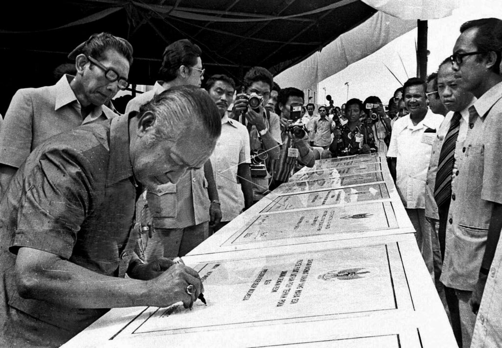 PRESIDENT SOEHARTO INAUGURATES CONSTRUCTION PROJECTS IN MALUKU