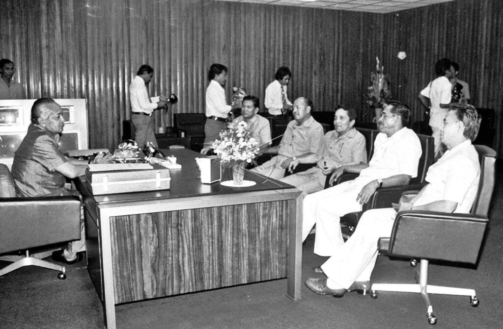 PRESIDENT SOEHARTO MEETS FIVE INDONESIAN AMBASSADORS