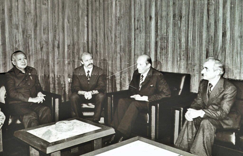 PRESIDENT SOEHARTO MEETS JERZY OLSEWSKI