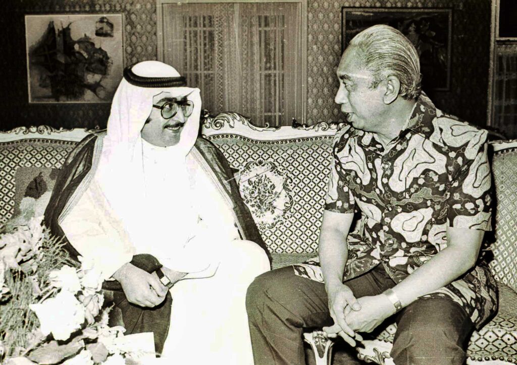 VICE PRESIDENT ADAM MALIK MEETS JOURNALIST OF KUWAIT NEWS AGENCY