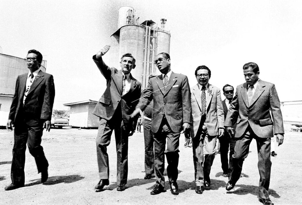 MINISTER OF INDUSTRY INAUGURATES CIBINONG CEMENT FACTORY