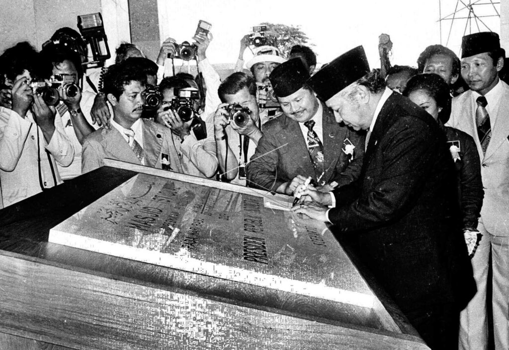 PRESIDENT SOEHARTO INAUGURATES ISTIQLAL MOSQUE