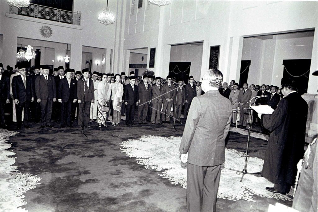 President Soeharto Inaugurate Members of Supreme Advisory Council