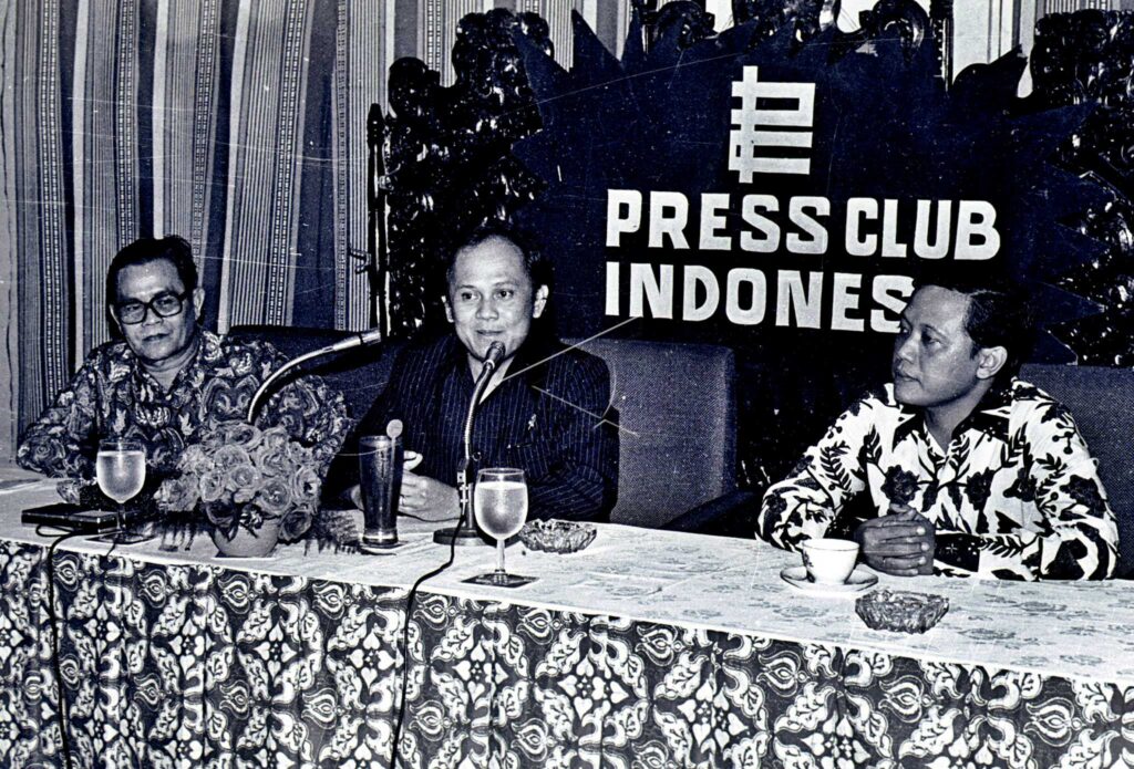 BJ HABIBIE GIVES A SPEECH IN FRONT OF CHIEF EDITOR