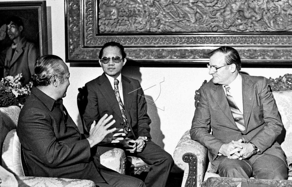 PRESIDENT SOEHARTO MEETS JACH HONER