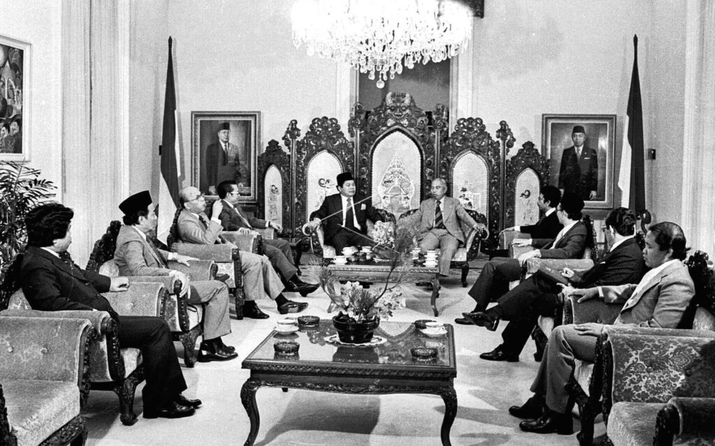 VICE PRESIDENT ADAM MALIK MEETS MINISTER OF INFORMATION OF MALAYSIA