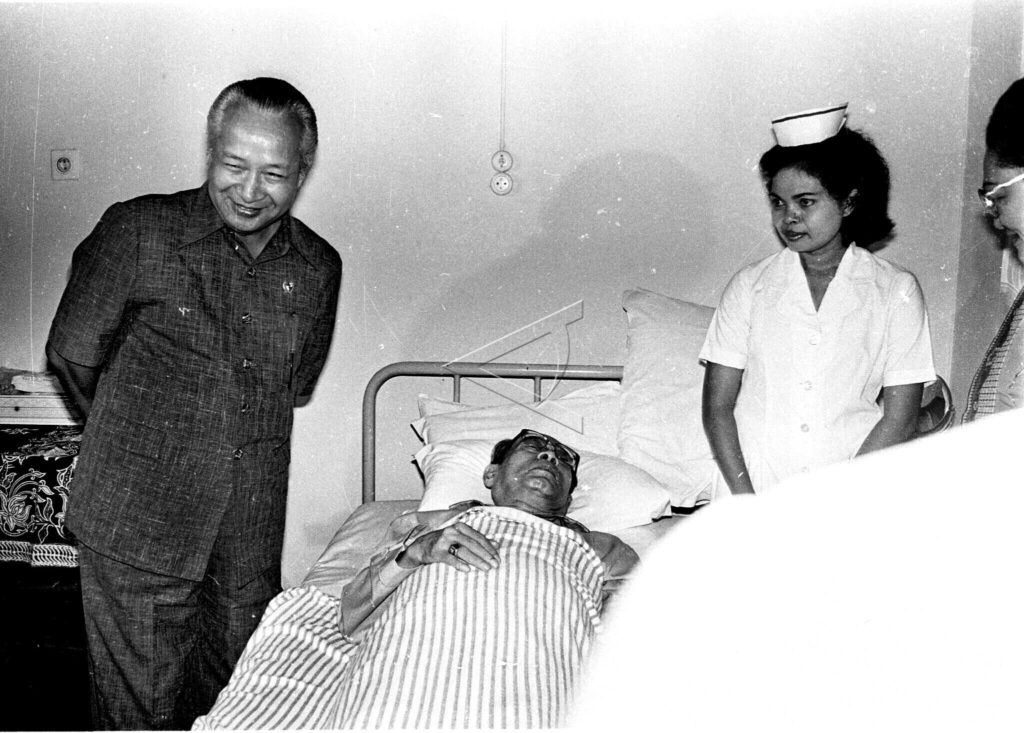 President Soeharto Visits Former Vice President M. Hatta At Hospital