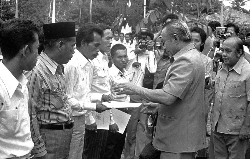 Internal Affairs Minister Amir Machmud Handed Over Land Certificates