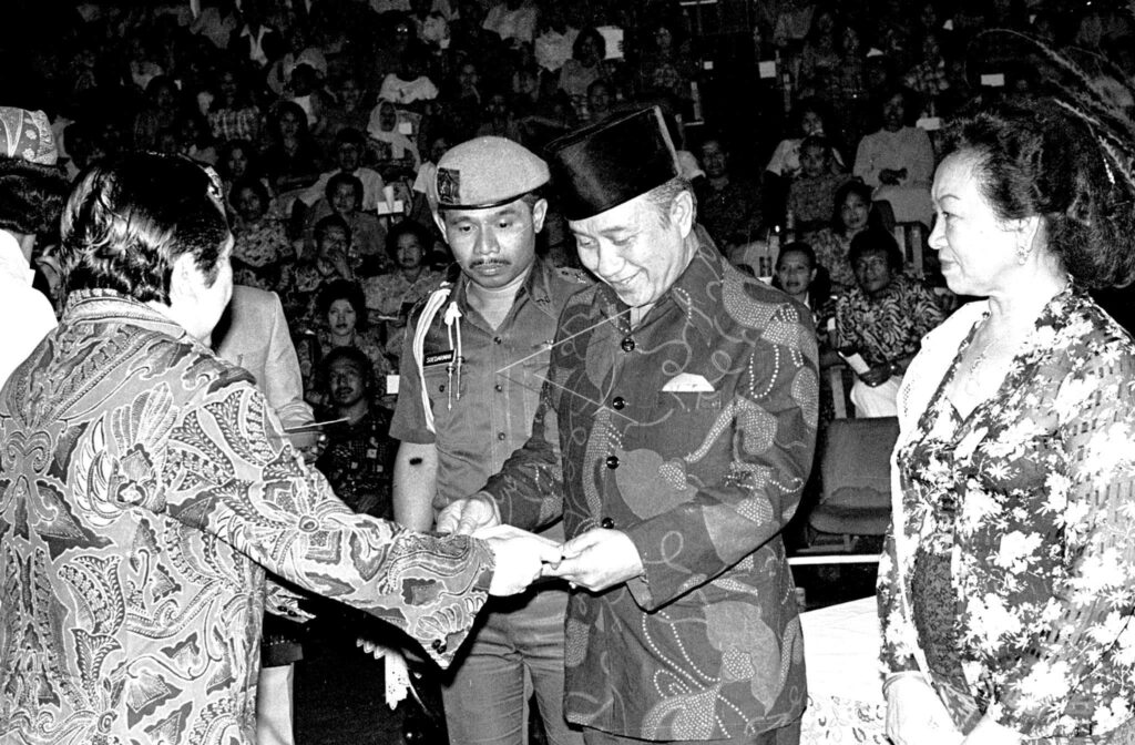 Internal Affairs Minister Amirmachmud Awarded by Warga Utama Certificate of Honor