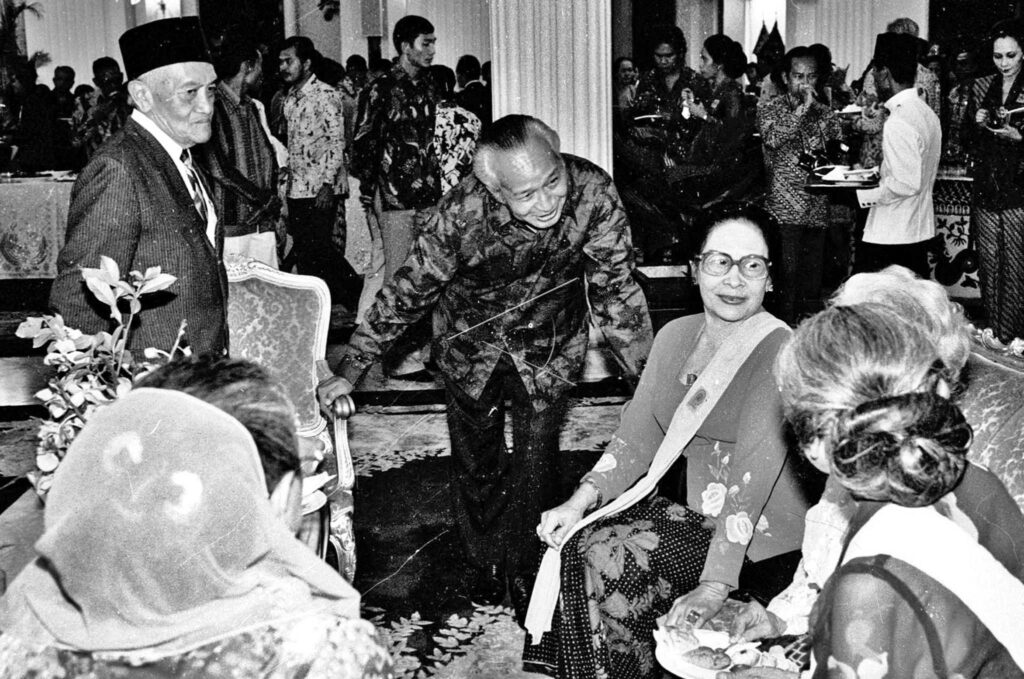 PRESIDENT SOEHARTO MEETS WARAKAWURI
