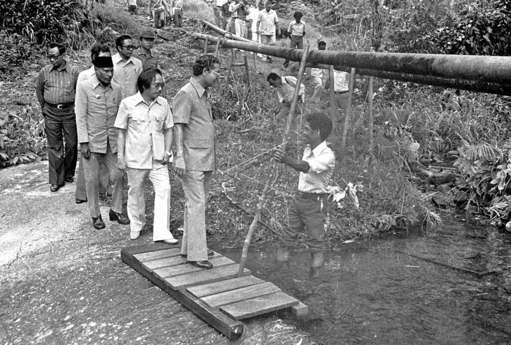 MINISTER OF PUBLIC HOUSING VISITS CLEAN WATER SOURCE