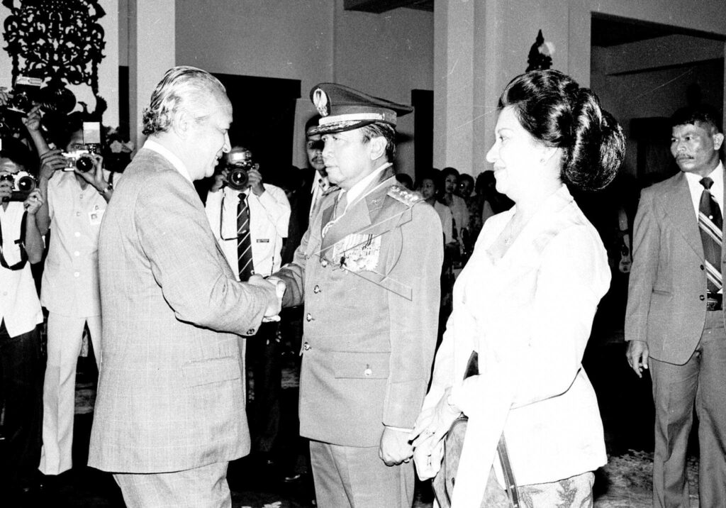 PRESIDEN SOEHARTO MELANTIK KASAD TNI