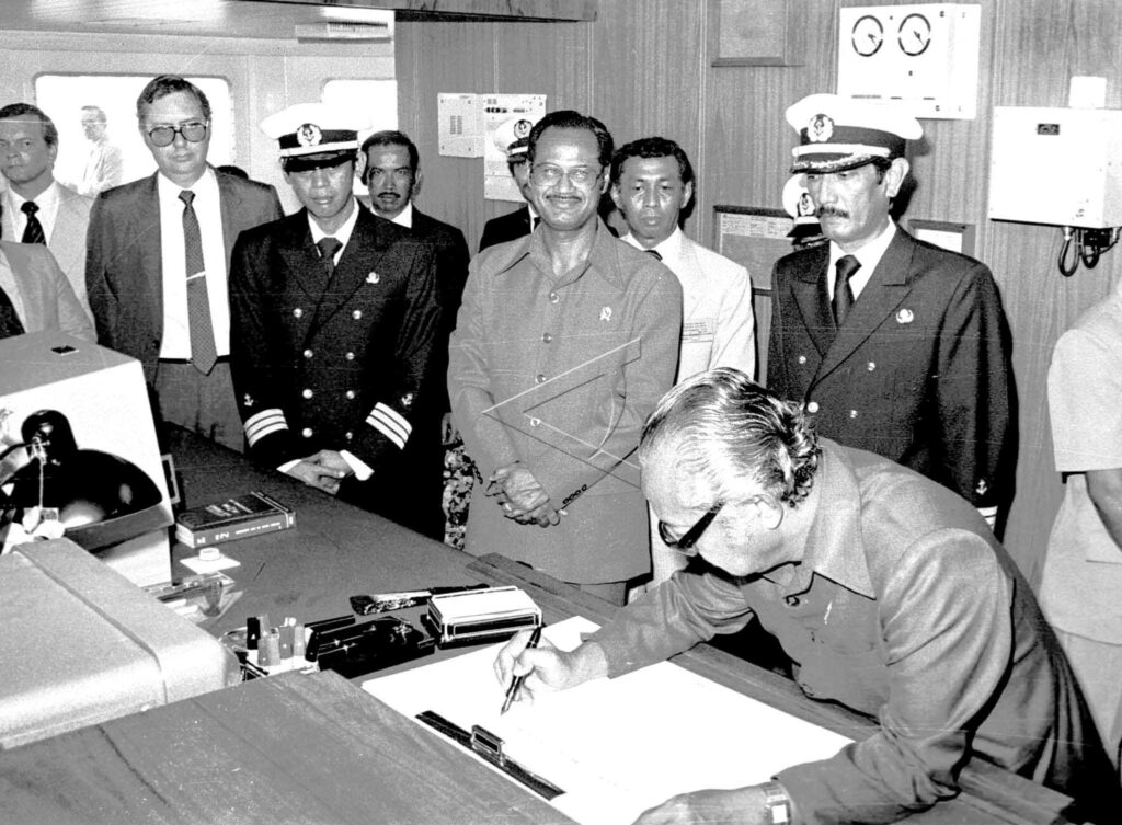 PRESIDEN SOEHARTO MERESMIKAN TERMINAL PETI KEMAS