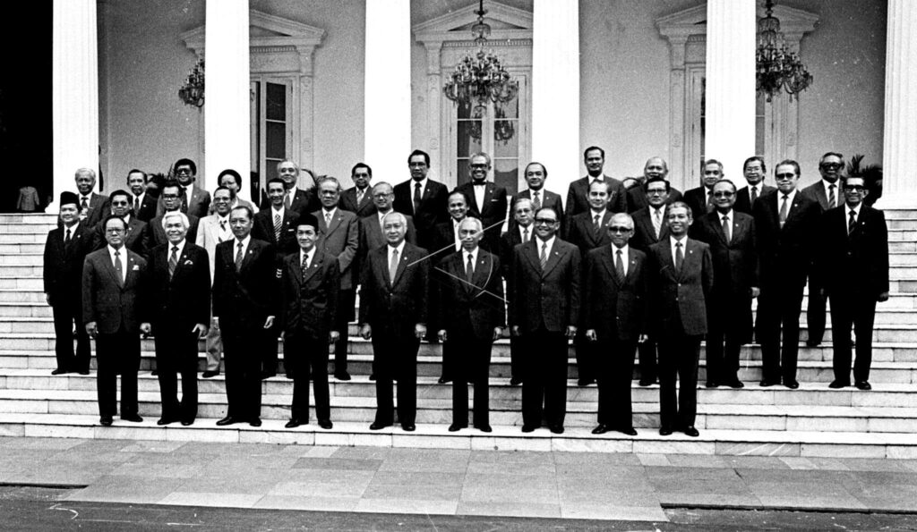PRESIDENT SOEHARTO TOOK A PORTRAIT WITH THE T THIRD DEVELOPMENT CABINET
