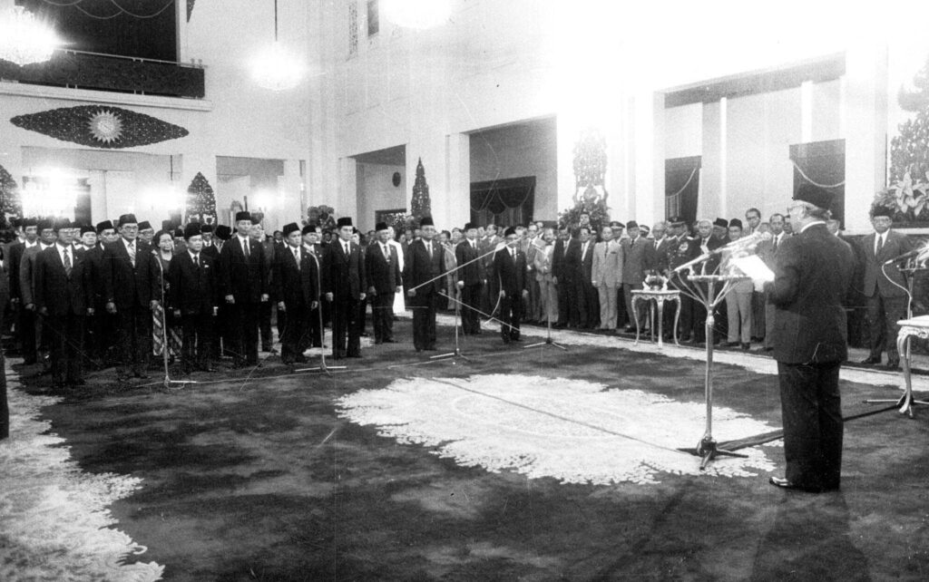 PRESEDENT SOEHARTO INAUGURATES THE MINISTERS OF THE FOURTH DEVELOPMENT CABINET