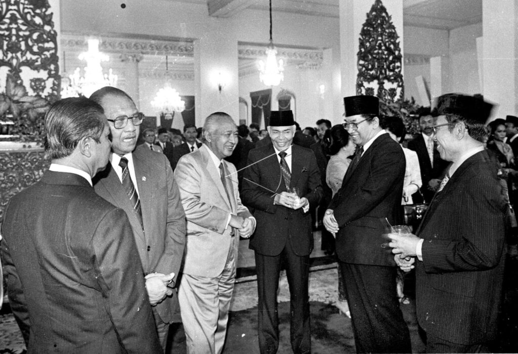 PRESIDENT SOEHARTO IS HAVING CONVERSATION WITH DPA MEMBERS