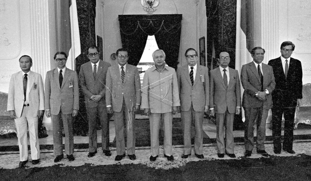 PRESIDENT SOEHARTO ON A GROUP PHOTO SESSION WITH ASEAN MINISTRY OF ECONOMY