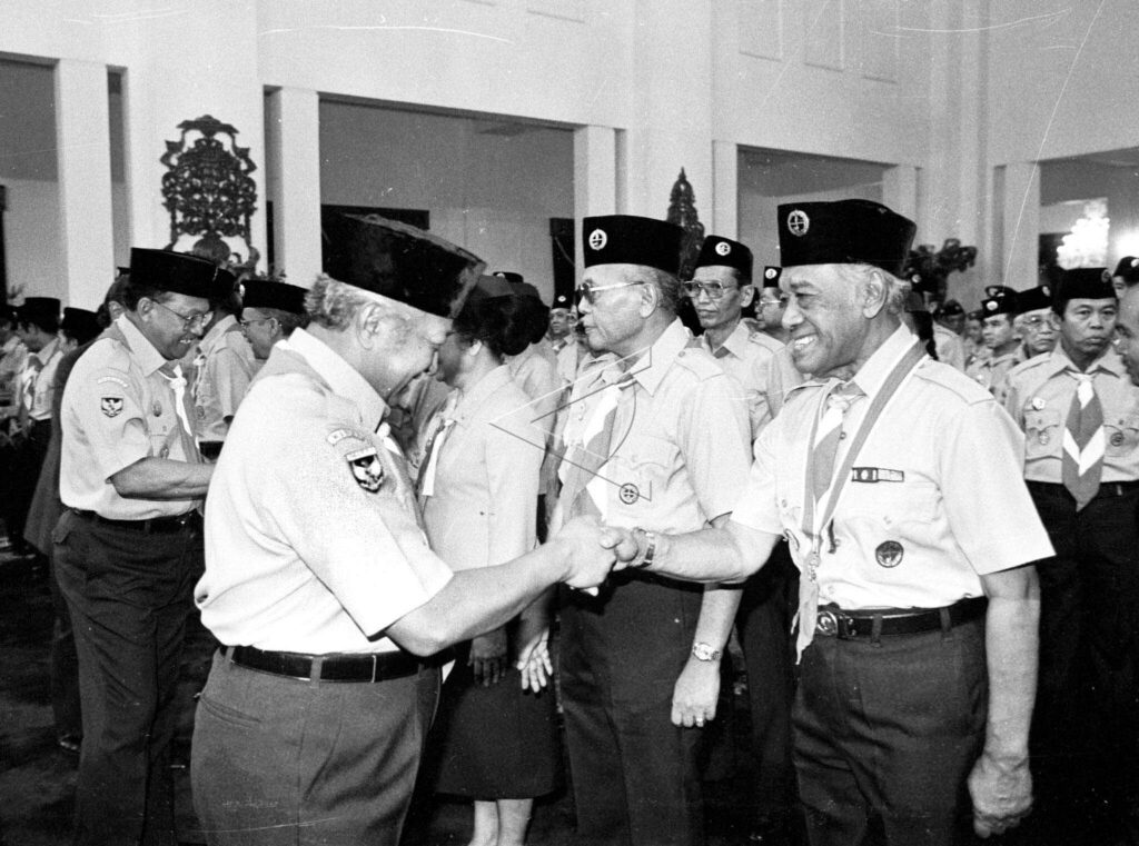 PRESIDENT SOEHARTO BESTOWED THE TUNAS KENCANA BADGE