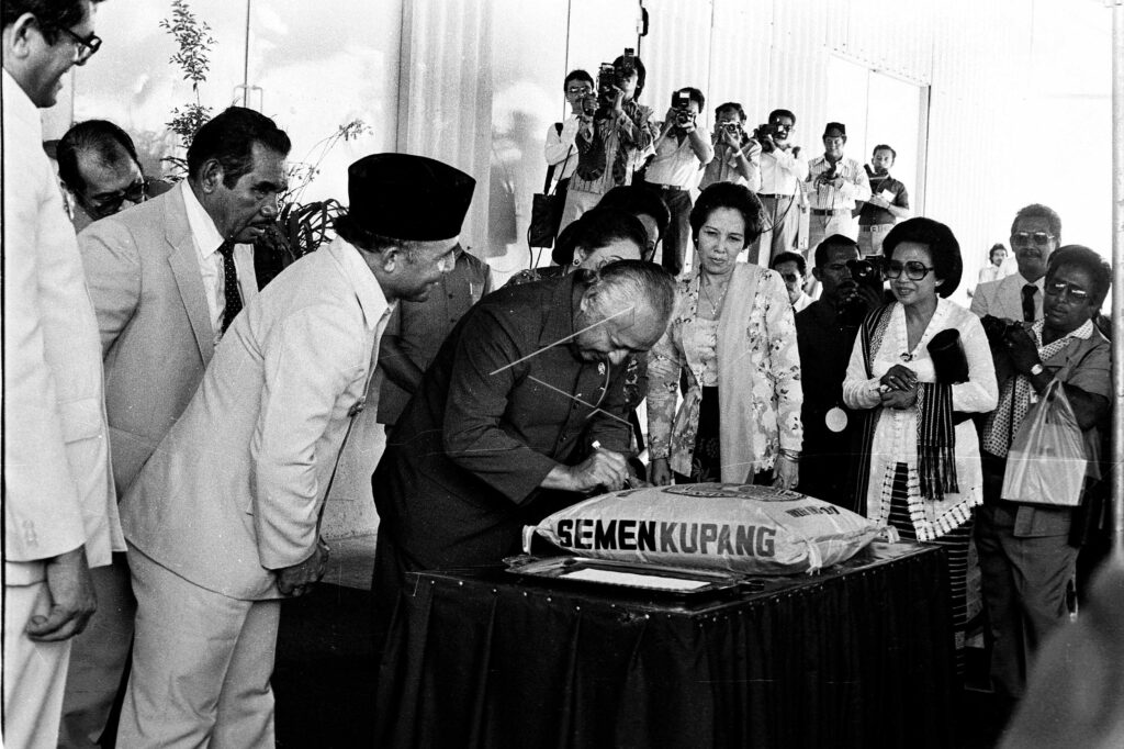 PRESIDENT SOEHARTO INAUGURATES A CEMENT FACTORY IN KUPANG