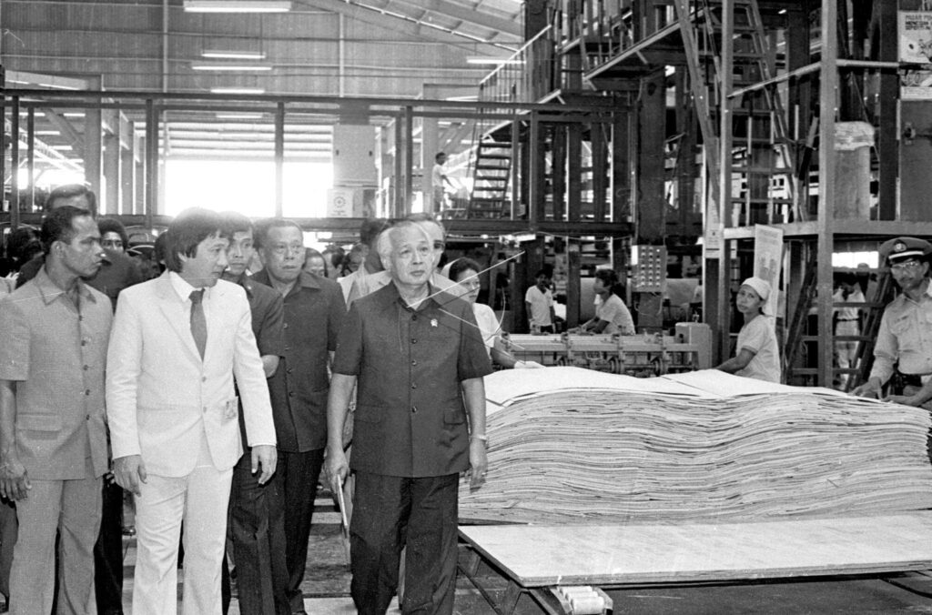 PRESIDENT SOEHARTO OBSERVED THE PLYWOOD FACTORY IN MALUKU