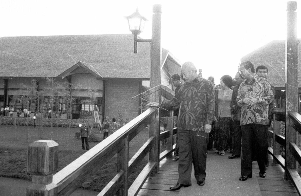 PRESIDENT SOEHARTO OBSERVED THE TOURSIM VILLAGE IN “BEAUTIFUL INDONESIA” MINIATURE PARK (TMII)