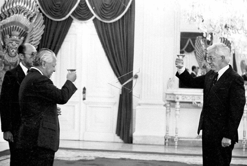 PRESIDENT SOEHARTO RECEIVED THE AMBASSADOR OF AUSTRALIA VISITS