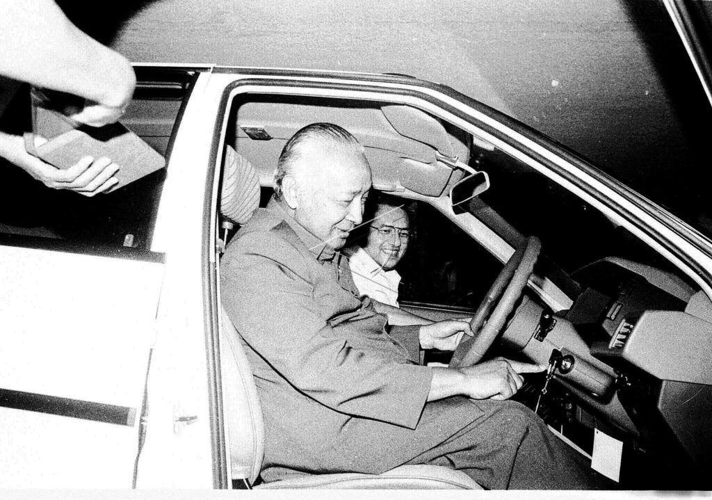 PRESIDENT SOEHARTO CONDUCTED A TEST DRIVE ON A SEDAN CAR