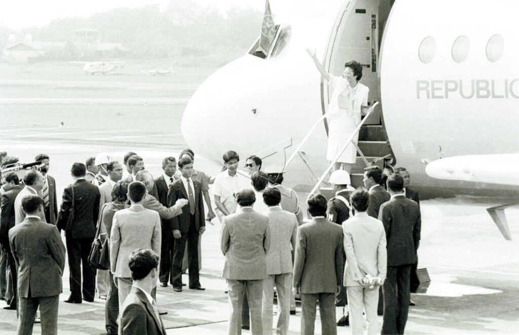 PRESIDENT SOEHARTO DELIVERED THE PRESIDENT OF THE PHILIPPINES TO THE AIRPORT