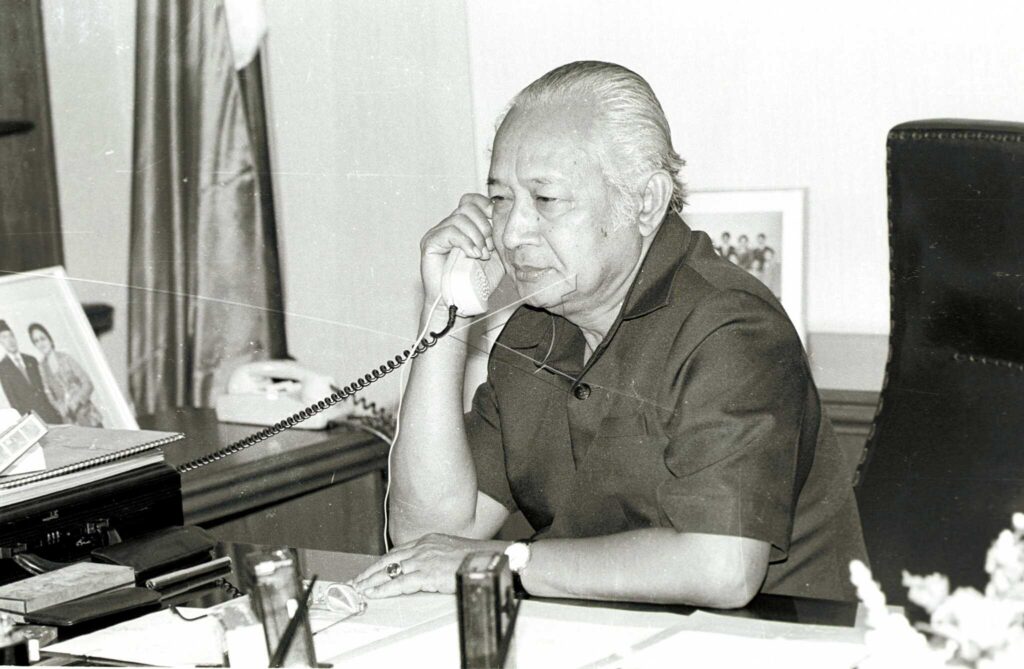 PRESIDENT SOEHARTO CONGRATULATES THE PHINISI NUSANTARA