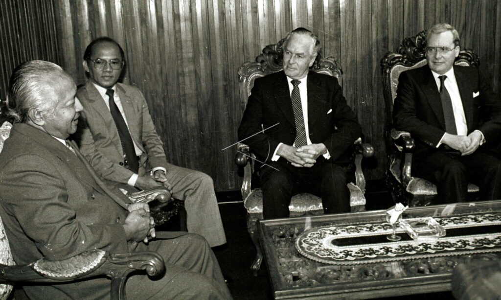 PRESIDENT SOEHARTO RECEIVED THE BURMAN OIL CHAIRMAN VISITS