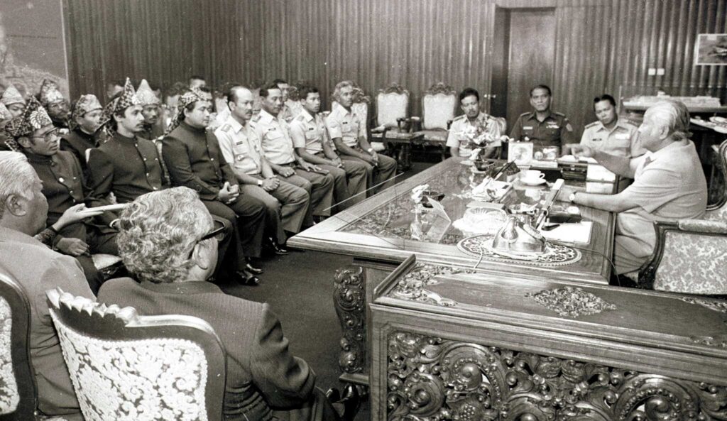 PRESIDENT SOEHARTO RECEIVED THE CREW OF THE PHINISI SHIP