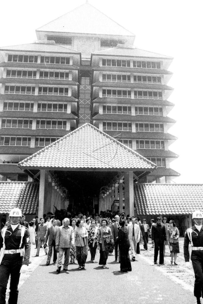 PRESIDENT SOEHARTO INAUGURATES THE FIRST BUILDING STAGE  OF UNIVERSITAS INDONESIA