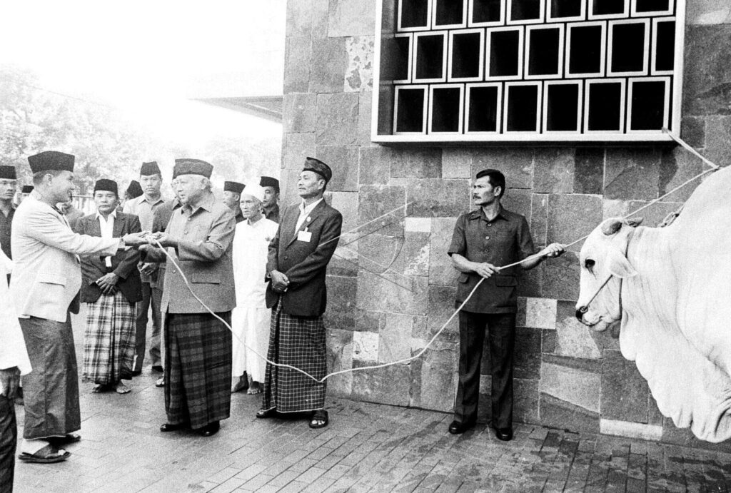 PRESIDENT SOEHARTO HANDED OVER THE SACRIFICIAL ANIMAL FOR EID ADHA