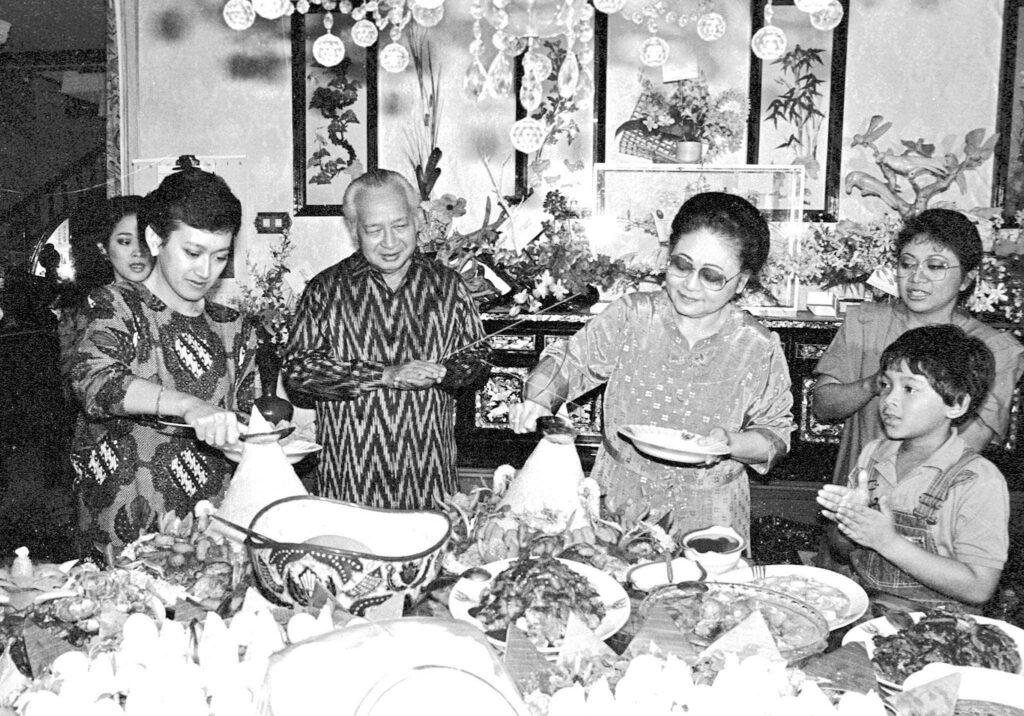 PRESIDENT SOEHARTO CELEBRATES THE FIRST LADY’S BIRTHDAY