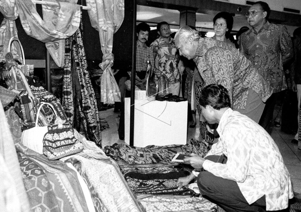 PRESIDENT SOEHARTO ATTENDS THE INDONESIAN CRAFT WEEK