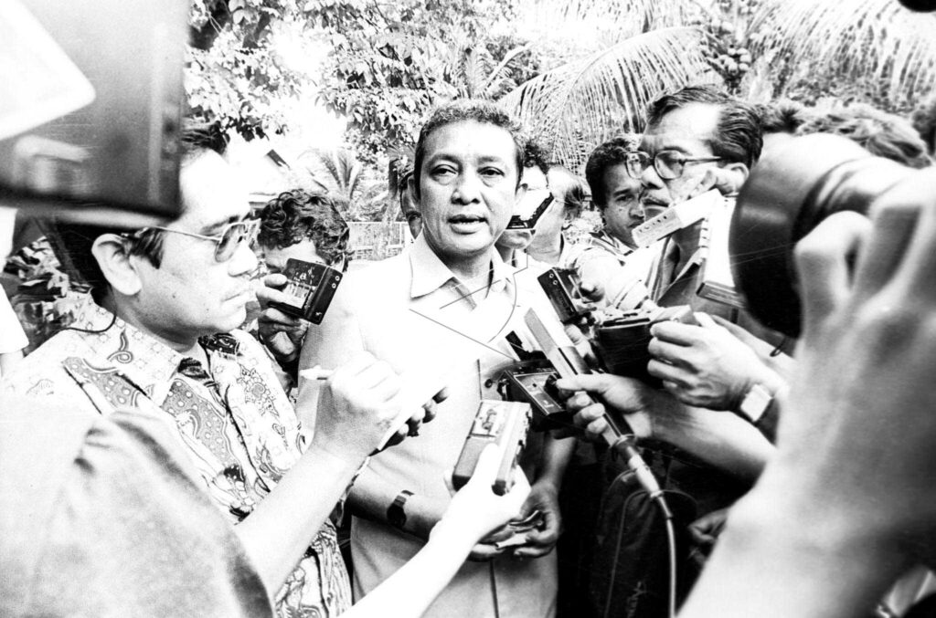 MENSESNEG BERI KETERANGAN PERS