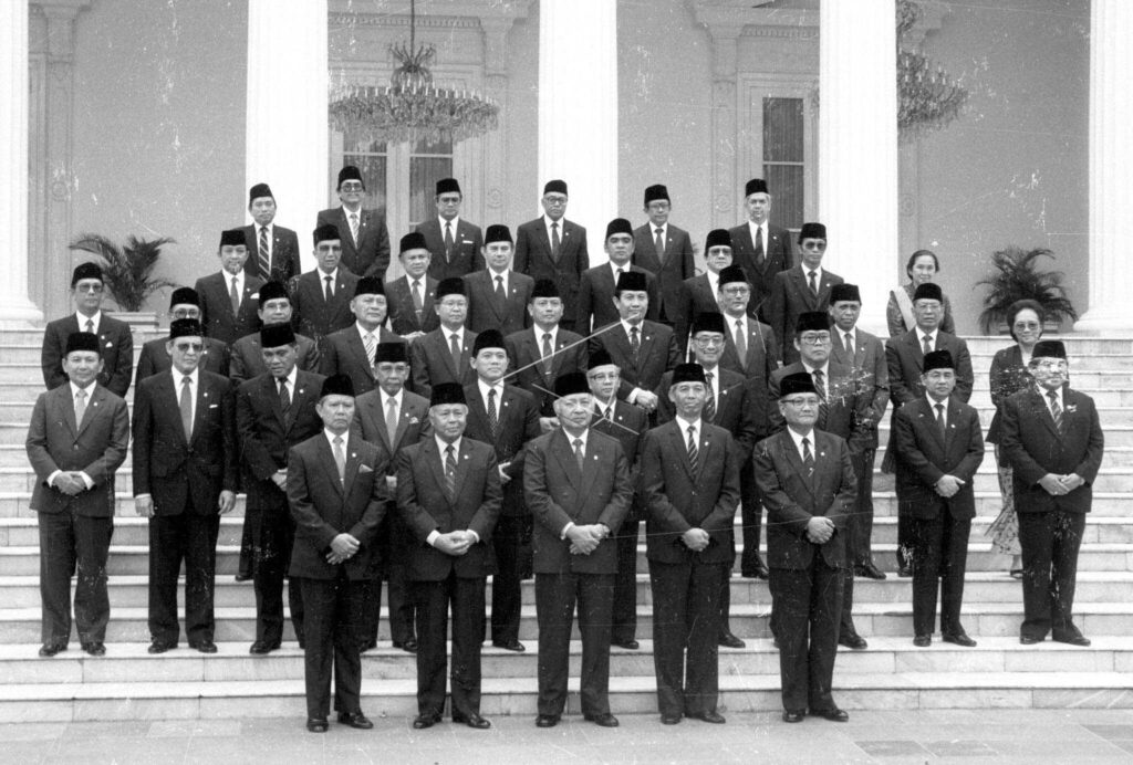 PRESIDENT SOEHARTO TOOK A GROUP PHOTO WITH THE 5TH DEVELOPMENT CABINET