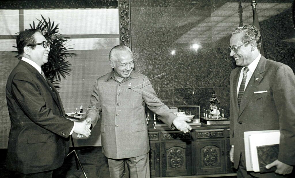 PRESIDENT SOEHARTO RECEIVED THE JAPANESE MINISTER OF FOREIGN AFFAIRS